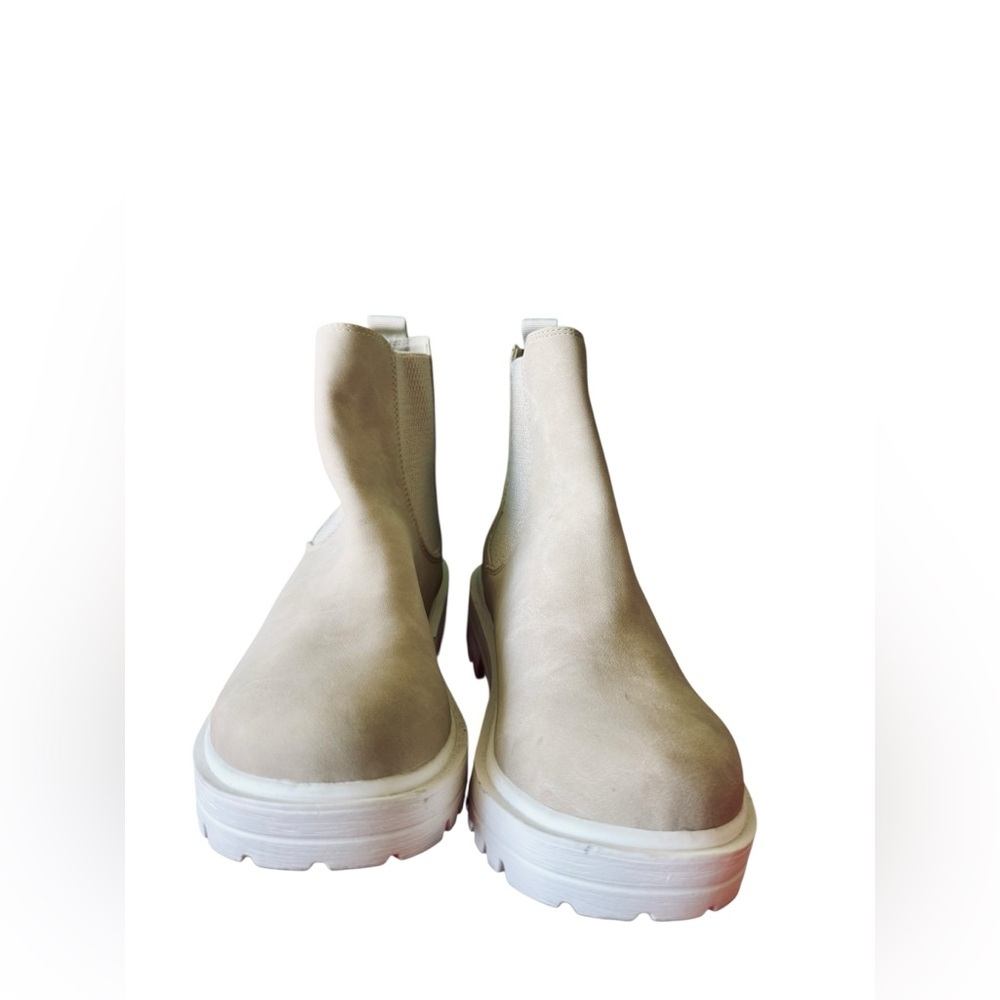 Beige Chunky Platform Chelsea Boots Lug Sole Size 7.5